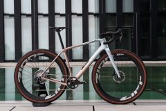 Avona Callis Gravel Disc SRAM Force AXS E1 XPLR 1x13 rose / blue Avona Callis Gravel Disc SRAM Force AXS E1 XPLR 1x13 rose / blue